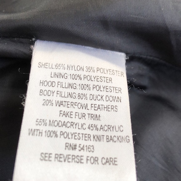 Calvin Klein size M puffer coat - zip pockets and detachable faux fur lined hood - Picture 11 of 11